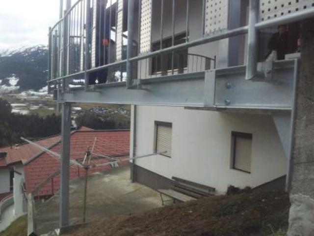 Überdachter Balkon aus Stahl vz. und einem Dach aus Wellacrylplatten